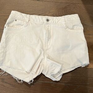 Chicos! White embroidered shorts!!